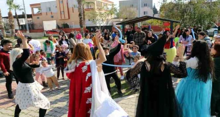 Mersin'deki depremzede çocuklar depremin etkilerini eğlenerek atıyor