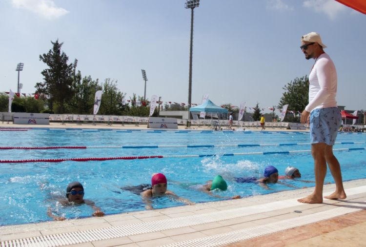 Mersin’de yüzme kursları sürüyor