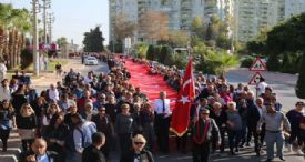 MEZİTLİ'DE ATAYA SAYGI İNSAN ZİNCİRİ