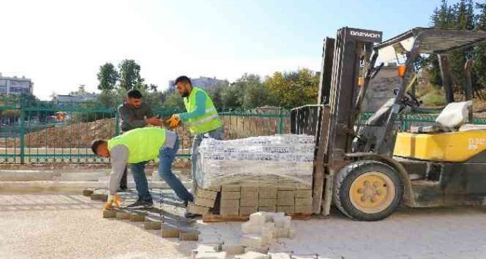 Toroslar Belediyesi, ilçeyi kendi ürettiği kilit parke taşıyla donatıyor