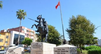 Atatürk heykelleri bakımdan geçti