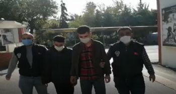 Yolda yürüyen kadının cüzdanını kapıp kaçtılar