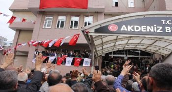 AK Parti'nin Mersin merkezde seçilen ilk belediye başkanı mazbatasını aldı