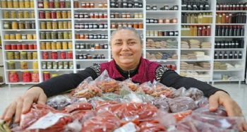 Pazarda tezgah açarak başladı, şimdi iş yeri sahibi oldu