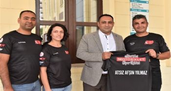 Başkan Yılmaz şampiyon sporcuları kutladı