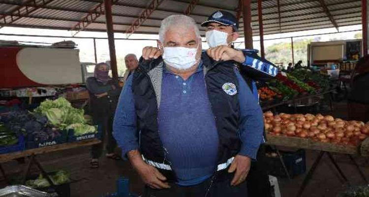 Erdemli Belediyesi, semt pazarlarındaki esnafa yelek dağıttı