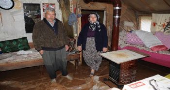 EVLERİNİ SU BASAN AİLELER MAĞDUR OLDU