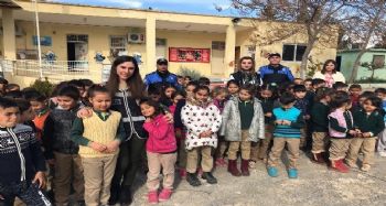 Polis, öğrencileri çikolatayla karşıladı