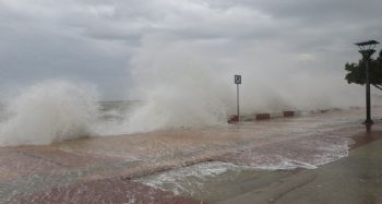 Mersin'de dev dalgalar korkuttu