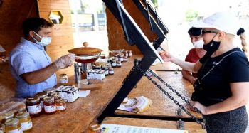 Mersin'de belediye desteğinde açılan bal evi büyük ilgi görüyor