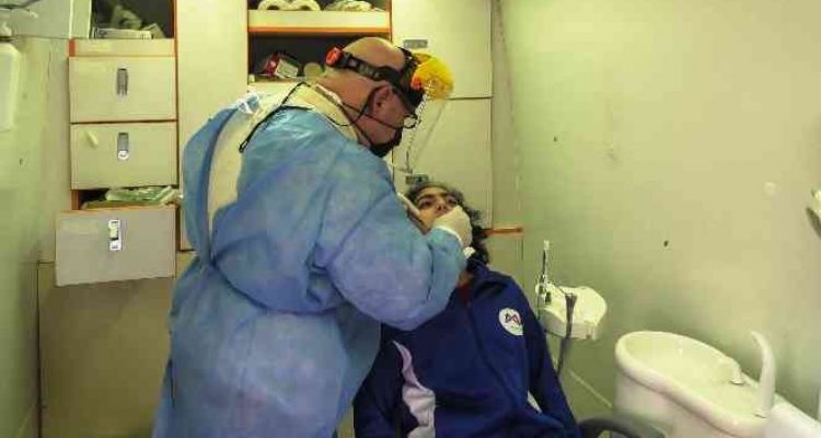 Kır Çiçekleri'nin kız çocukları diş kontrolünden geçti