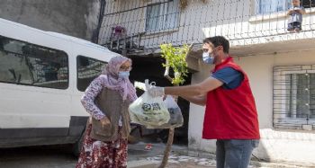 Üreticinin elinde kalan sebzeler, dar gelirli vatandaşlara dağıtılıyor
