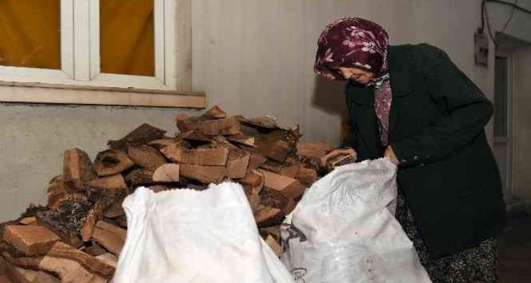Büyükşehir Belediyesinden yaşlılara odun desteği