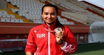 Türkiye'nin ilk engelli triatleti olimpiyatlara gitmek istiyor