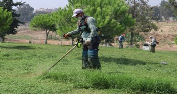 Toroslar'da park ve yeşil alanlar bakımdan geçiriliyor