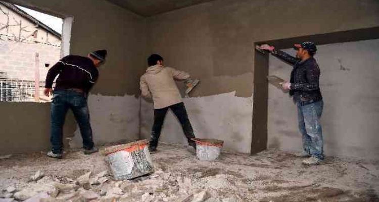 Mersin'de ihtiyaç sahiplerinin evleri tadilattan geçiriliyor