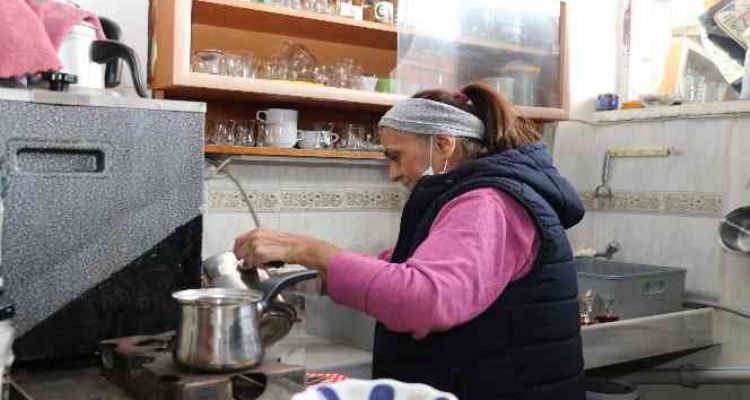 Bu kıraathanede çaylara kadın eli değiyor