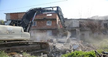 Erdemli'de metruk binalar yıkılıyor