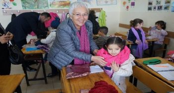 Mezitlili kadınlardan öğrencilere yeni yıl hediyesi