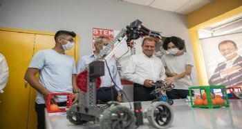 Seçer, ‘Kadın ve Çocuk Bilim, Teknoloji Atölyesi'nde gençlerle buluştu