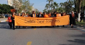 Mersinli kadınlardan ‘Kadın Şiddetine Sıfır Tolerans' yürüyüşü