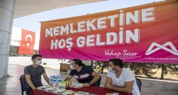 Mersin'e kayıt için gelen üniversiteliler otogarda karşılanıyor