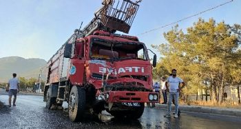 Yangın bölgesinde freni boşalan itfaiye aracı tıra çarptı, iki itfaiye eri yaralandı
