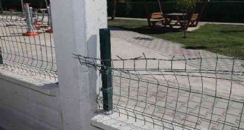 Özgürlük Mahallesinde yapımı devam eden parktaki donatılar tahrip edildi