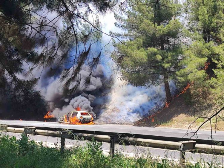 Tarsus’ta araçta çıkan yangın ormana sıçradı