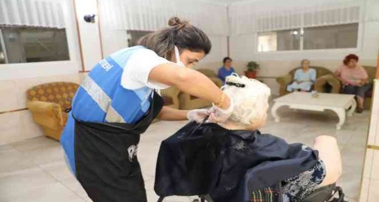 Huzurevi sakinlerine kuaför ve kişisel bakım hizmeti