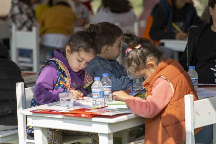46 mahalleden 3 bin kadın, ‘Evimiz Atölye ve Üretici Kadın Stantları Kadın Buluşması’nda bir araya geldi