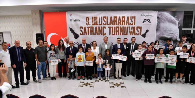 ‘9. Uluslararası Satranç Turnuvası’nda ödüller sahiplerini buldu