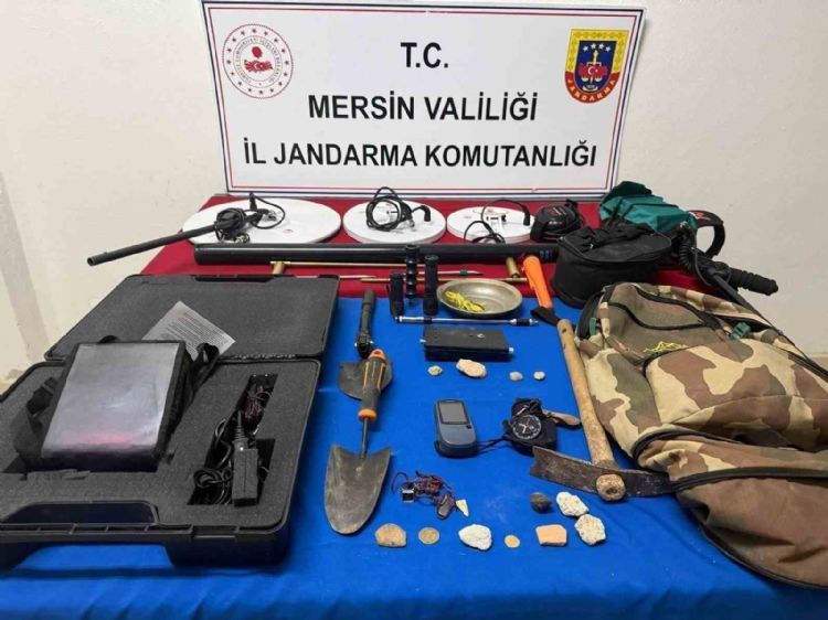 Tarihi eser peşindeki defineciler jandarmaya takıldı