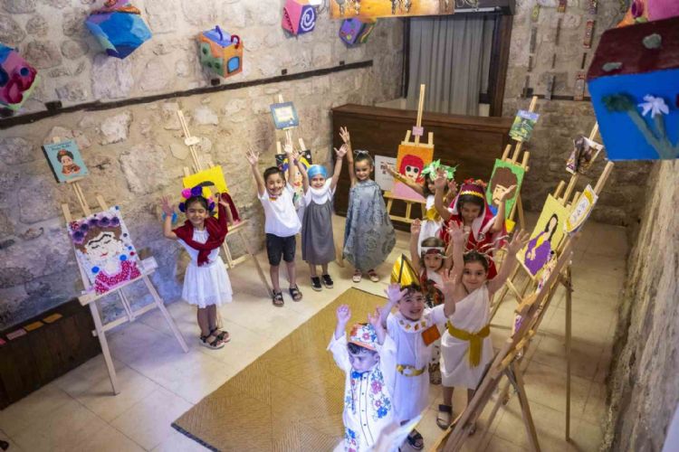 Çocuk Gelişim Merkezlerinde eğitim alan miniklerin eserleri Tarsus’ta sergileniyor