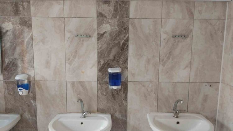 Tarihi Laal Paşa Camisinin tuvaletinin kapı, pencere ve aynalarına zarar verildi