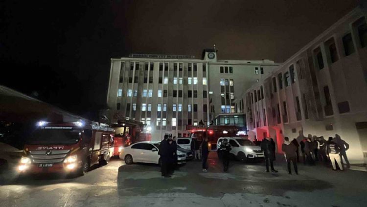 Mersin’de emniyetin ek binasında çıkan yangın büyümeden söndürüldü
