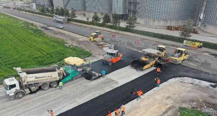 Tarsus'ta KOBİ işletmelerinin bulunduğu bölgenin yolları sıcak asfaltla kaplandı