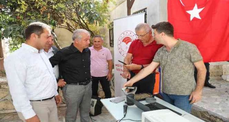 Mezitli'de çiftçilere dijital toprak analiz cihazı tanıtımı yapıldı