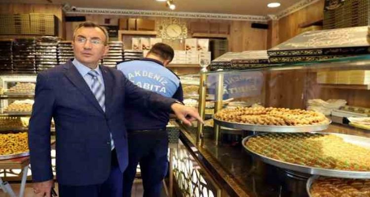 Akdeniz zabıtası Ramazan'ın son gününde de denetime çıktı