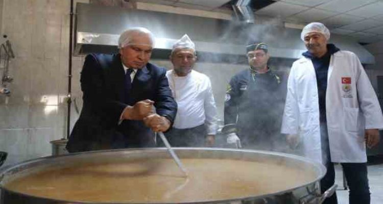 Her gün 10 bin depremzedeye sıcak yemek