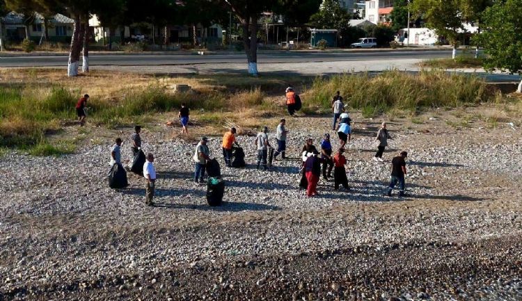 Mersin’de gençlerden sahil temizliği seferberliği