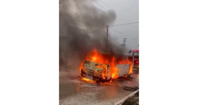 Tarsus'ta tarım işçilerini taşıyan servis aracı alev alev yandı
