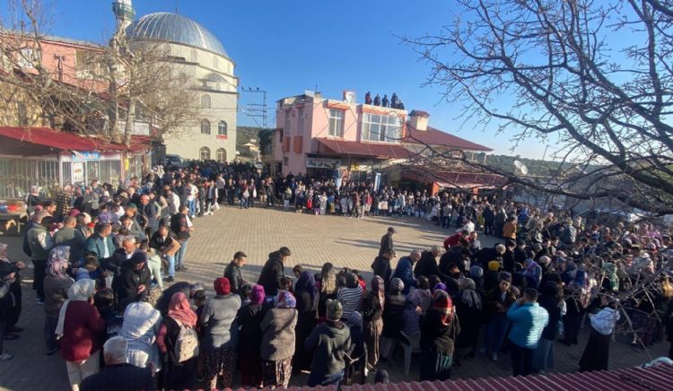 Mersin Erdemli’de mahalleli meydanda bayramlaştı