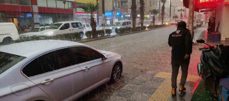 Silifke’de dolu felaketi: Sokaklar beyaza büründü, tarım alanları zarar gördü
