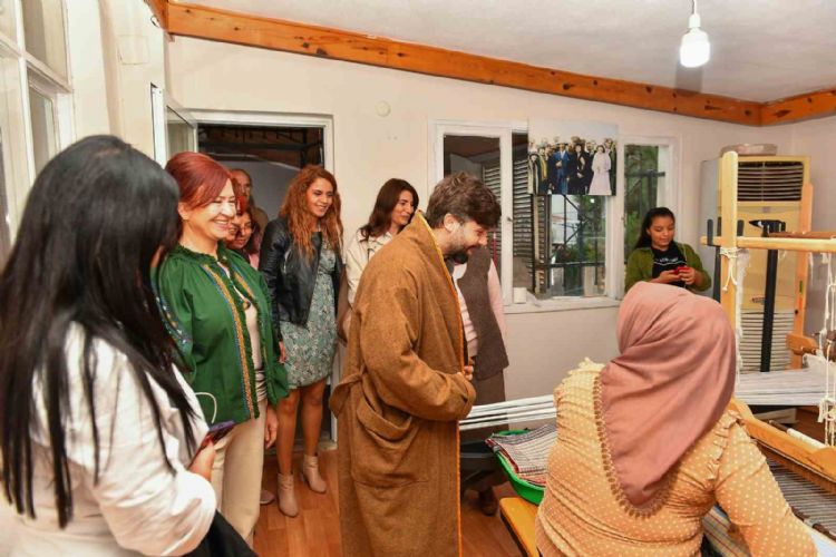 Dokuma sanatçısı Neziroğlu, Mersin’de dokumacı kadınlarla buluştu