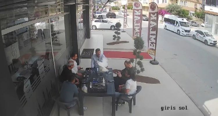 Sohbet masasına düşen davetsiz misafir kısa süreli paniğe neden oldu
