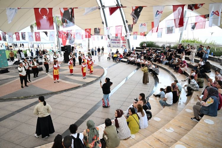 Mersin’de engeller sanat ve müzikle aşıldı
