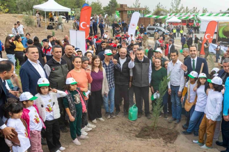 Mersin’de binlerce fidan toprakla buluştu