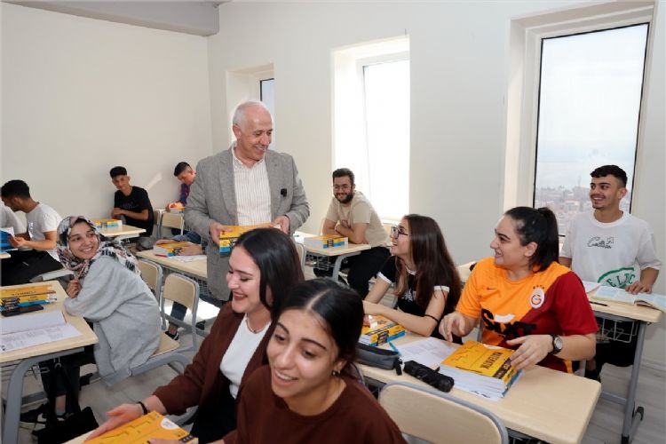 Akdeniz Belediyesinden üniversite sınavına hazırlanan gençlere kaynak kitap desteği