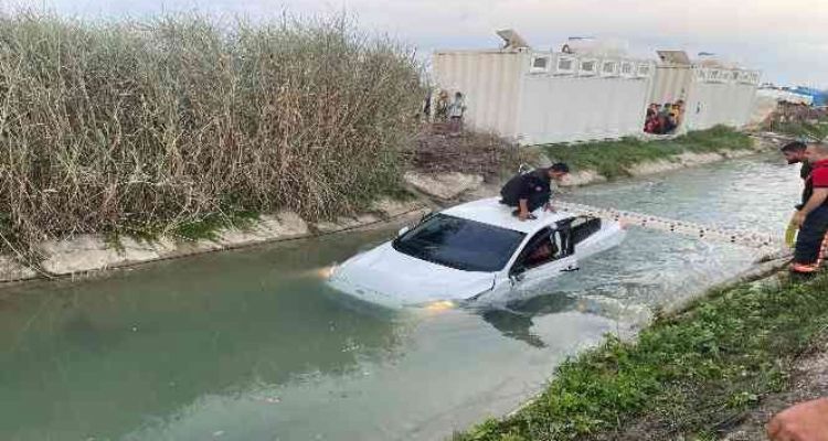 Kanala uçan otomobildeki 2 kişi yaralandı